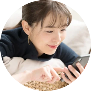 スマートフォンで確認する様子