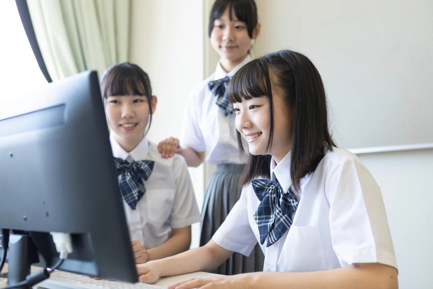パソコンで学ぶ学生たち
